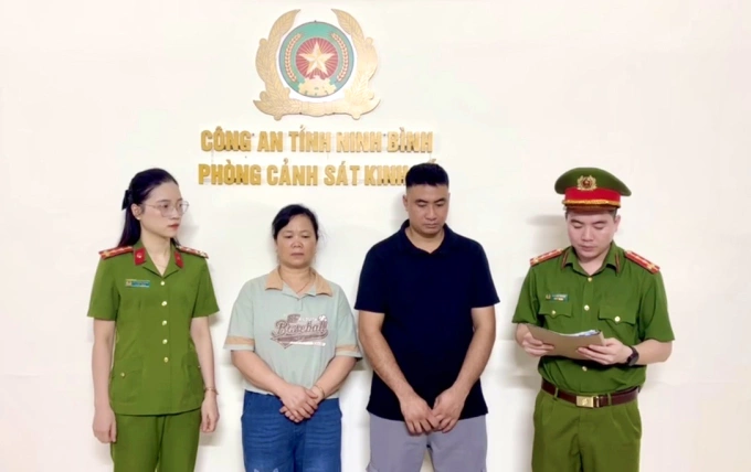 Cơ quan điều tra đọc lệnh khởi tố hai bị can Dương Mạnh Hiển và Phạm Thị Thu. Ảnh: Công an cung cấp