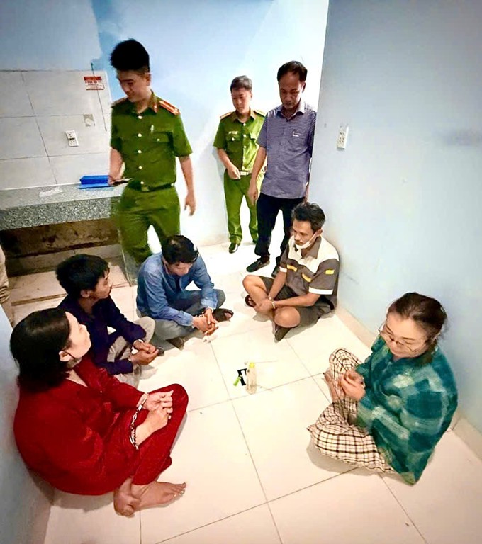 Công an xã Đại Phước bắt 5 đối tượng tổ chức sử dụng trái phép chất ma túy.