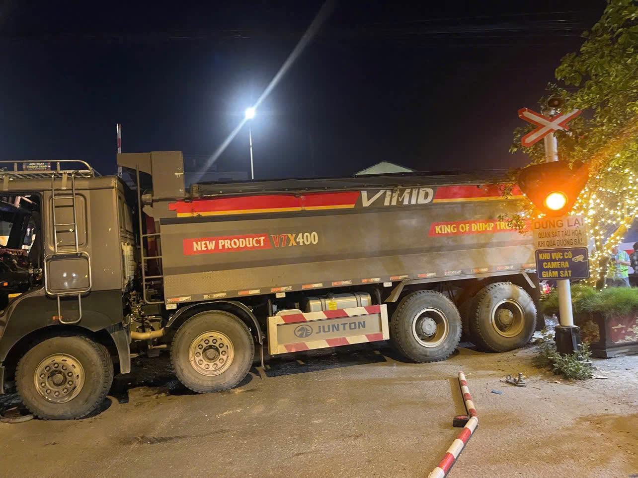 Hà Nội: Xe tải băng qua đường ngang khi đèn cảnh báo hoạt động bị tàu hỏa tông trúng- Ảnh 1.