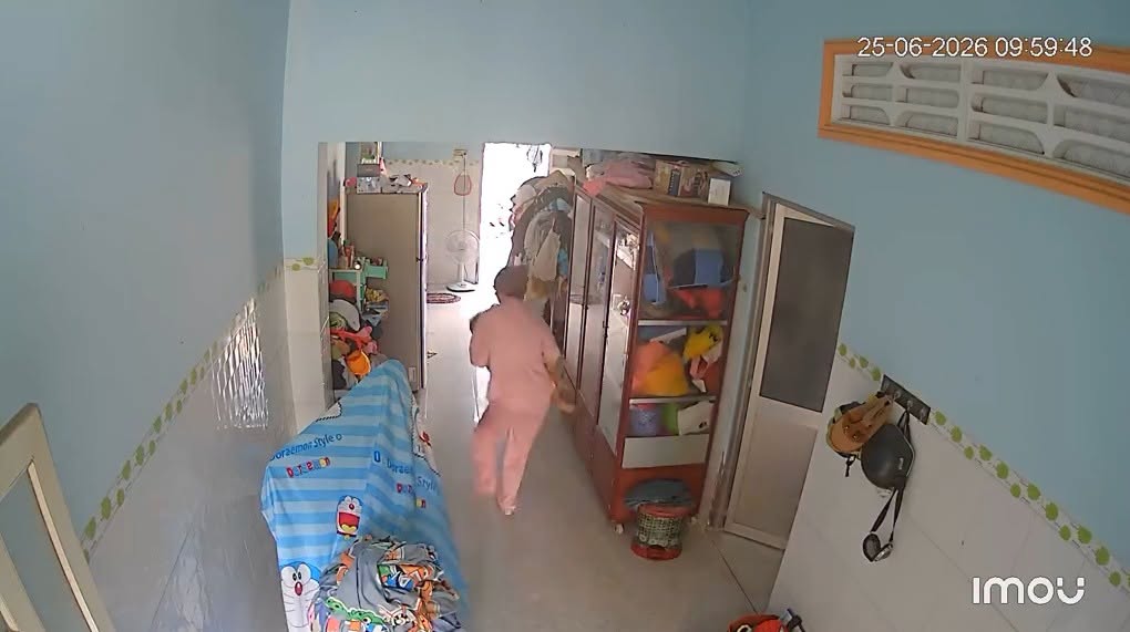 Con nôn ói mẹ vội bế con ra ngoài thì chẳng may ngã điếng hết cả người. Ấy vậy mà gọi chồng nằm trong phòng mãi chẳng thấy đâu…Nhất định không ra là không ra, hay thật! 🙂