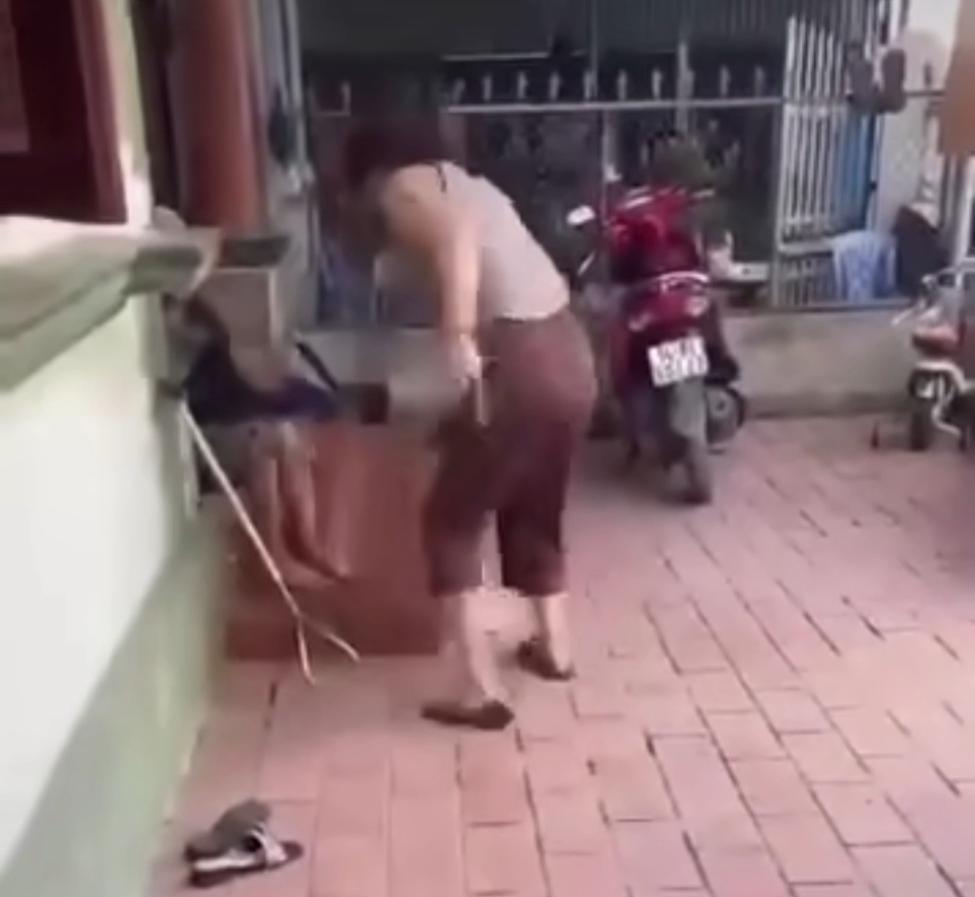 XÔN XAO CLIP NGƯỜI PHỤ NỮ LỚN TIẾNG, XÚC PHẠM CỤ BÀ CAO TUỔI TẠI QUẢNG NINH