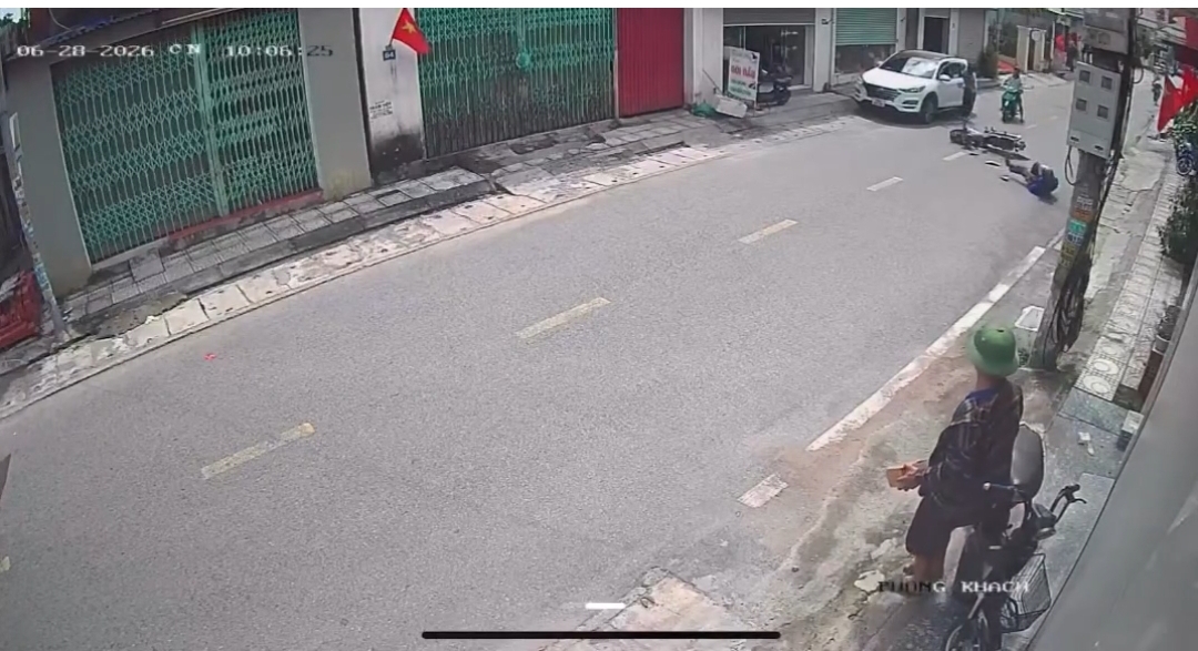 Quảng Yên:Mở cửa ô tô thiếu quan sát, người phụ nữ khiến xe máy ngã sõng soài giữa đường