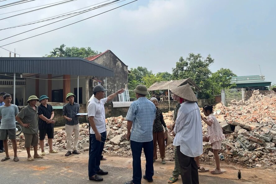 Tổ công tác của UBND xã tiến hành tháo dỡ các công trình vi phạm. Ảnh: Xã Cẩm Khê