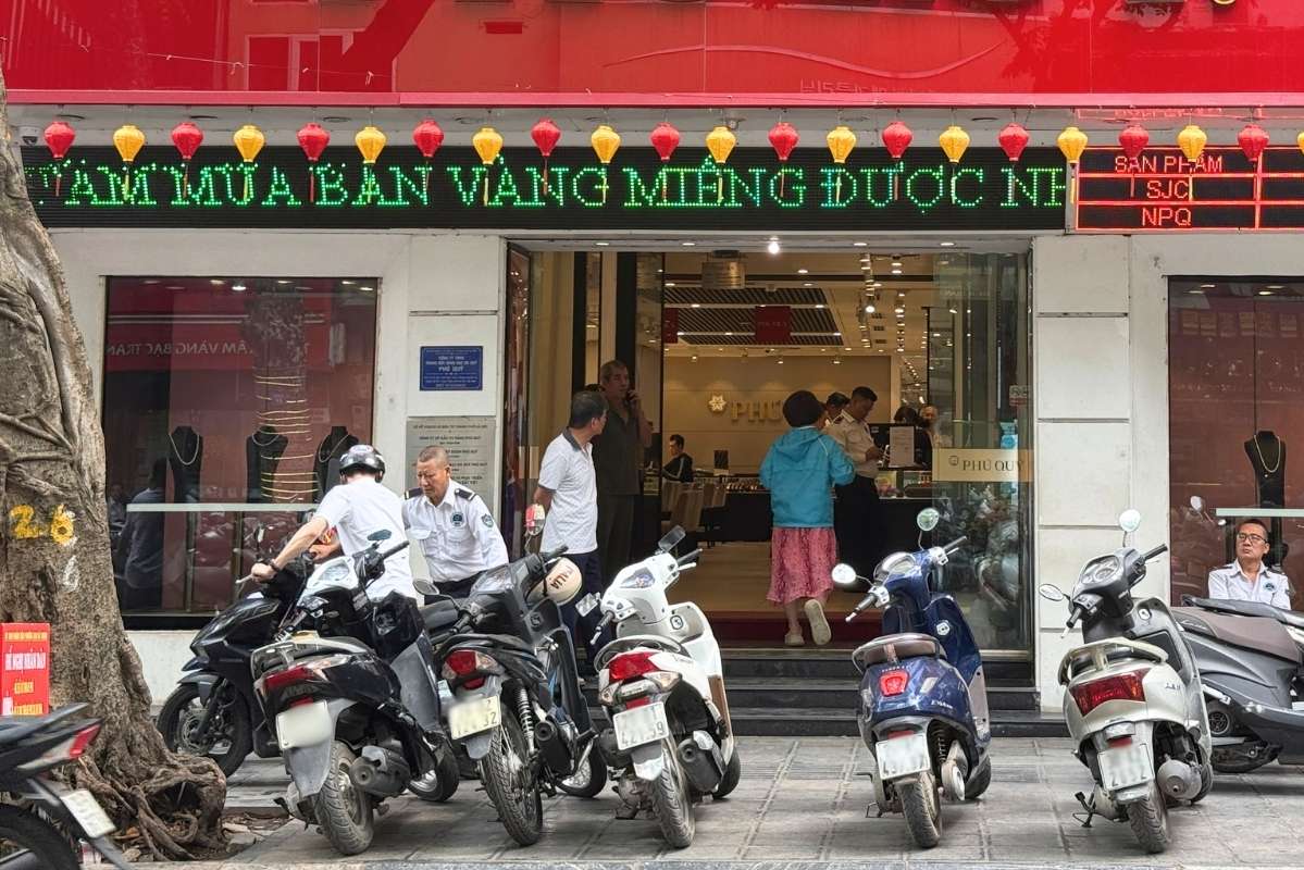 Hoạt động mua bán vàng diễn ra thông thoáng tại phố Trần Nhân Tông sáng 2.6, khách hàng có thể giao dịch nhanh chóng. Ảnh: Linh Đan