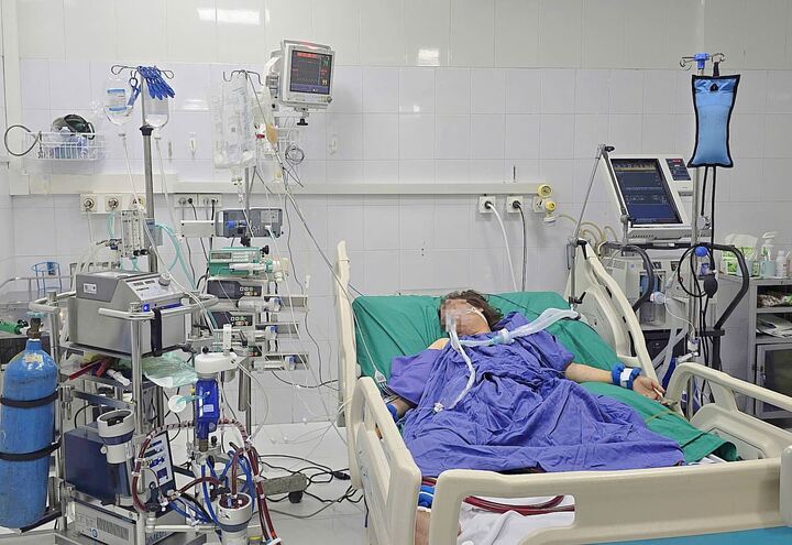 Bệnh nhân sốc nhiễm khuẩn, suy đa tạng nguy kịch do Whitmore được hỗ trợ tuần hoàn ngoài cơ thể phương thức ECMO-VA