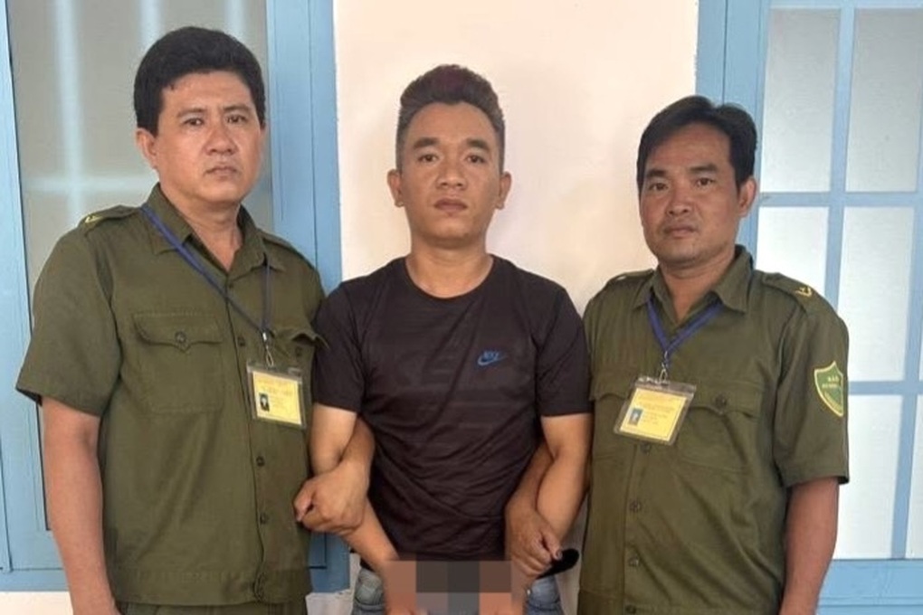 Bắt giữ gã đàn ông cướp giật sợi dây chuyền 3 chỉ ở TPHCM - 1