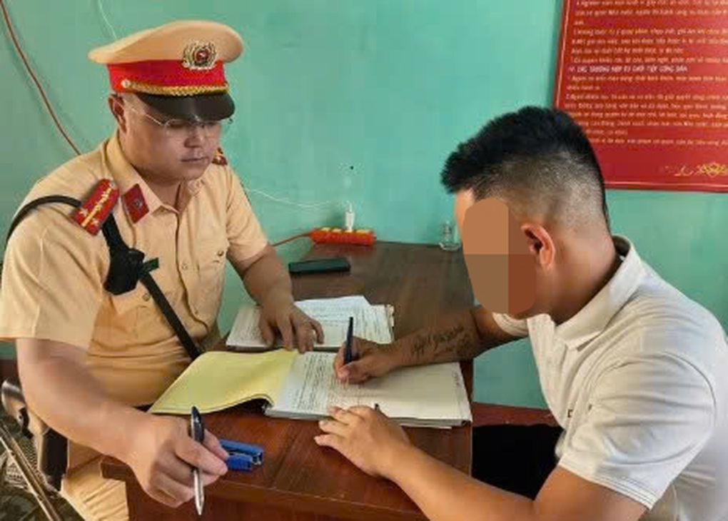 Gặp chốt CSGT, nam thanh niên chạy xe máy 5 không vội dùng tay che mặt - 1