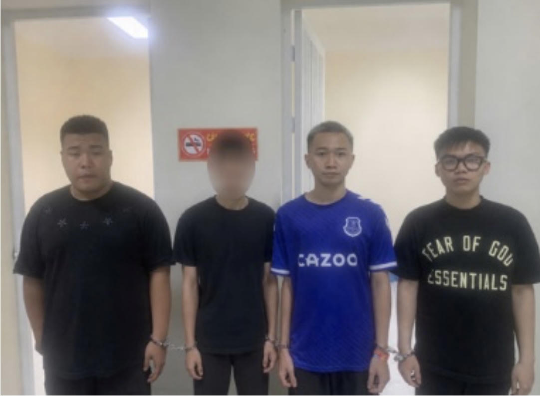 4 đối tượng đang bị tạm giữ để điều tra về hành vi đánh bạc dưới hình thức chơi bi-a tại cơ quan công an. 