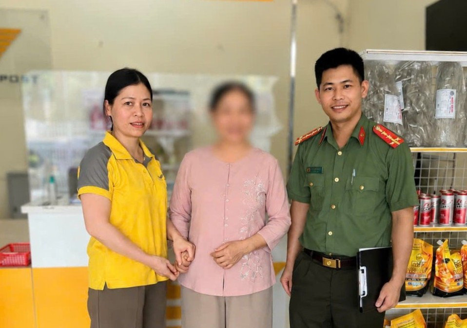 Lực lượng Công an và nhân viên bưu điện hỗ trợ giải thích cho công dân tại Phú Thọ