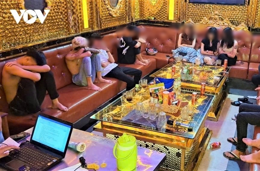 mua dam nu nhan vien quan karaoke duoi 18 tuoi, ba thanh nien bi truy to hinh anh 1