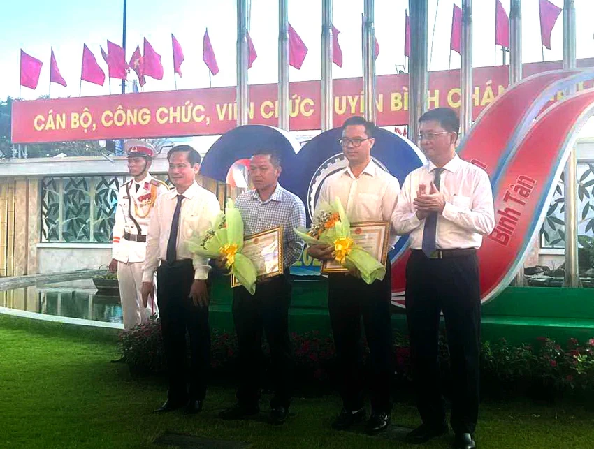 Ngày 11-12-2023, hai PV Tự Sang và Võ Tùng đại diện nhóm tác giả nhận khen thưởng từ lãnh đạo UBND huyện Bình Chánh (cũ) vì có những đóng góp tích cực trong công tác đấu tranh phòng, chống tội phạm trên địa bàn huyện. Ảnh: BT khen-thuong.png