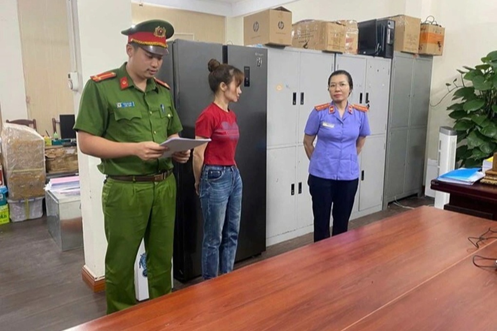 Khởi tố chủ cơ sở sản xuất hơn 655.000 gói băng vệ sinh, tã bỉm giả - 1