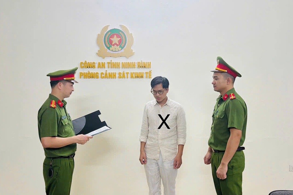 Khởi tố ông chủ cửa hàng bán giày, dép giả - 1