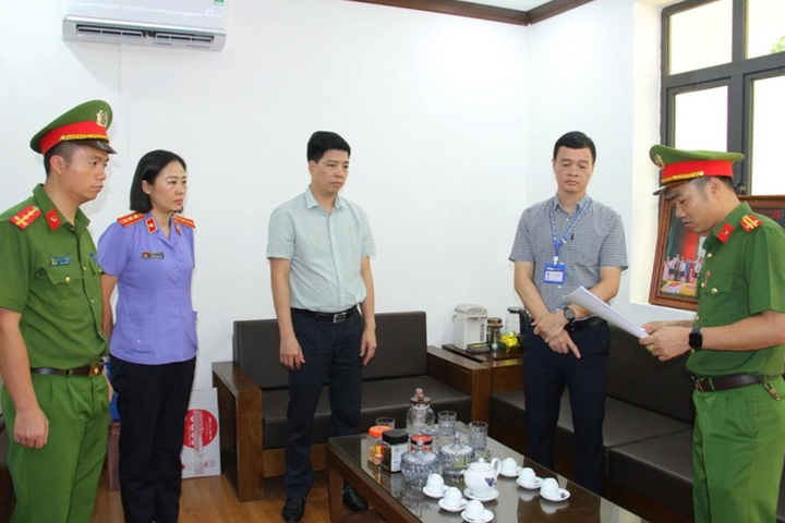 Ông Đào Minh Khánh, Phó Chủ tịch UBND xã Cốc San (giữa) bị bắt tạm giam. (Ảnh: Thanh Tuấn)