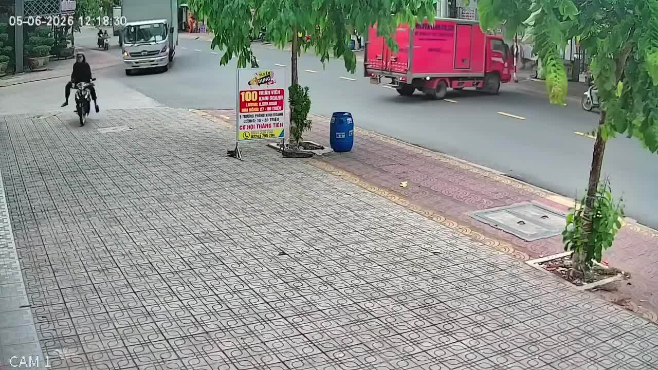 Người lái xe máy vái lạy xe tải khi bị tông văng lên lề