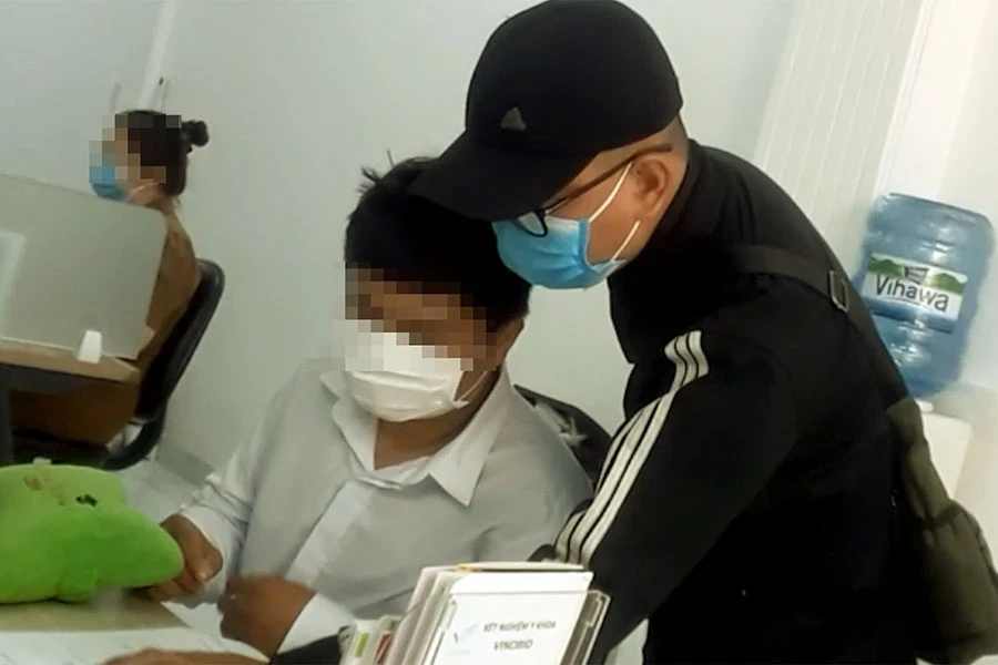 “Cò” Hải trong đường dây hướng dẫn người mua thận các thủ tục xét nghiệm chuyên sâu để tìm người mua thận phù hợp. Ảnh: TRẦN NGỌC p5-chinh-muabanthan-nhompv-1971-9583.jpg.png