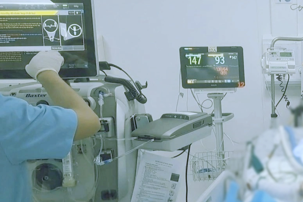 Bé trai 5 tuổi bỏng 90% trong vụ cha đốt nhà đã không qua khỏi - 1