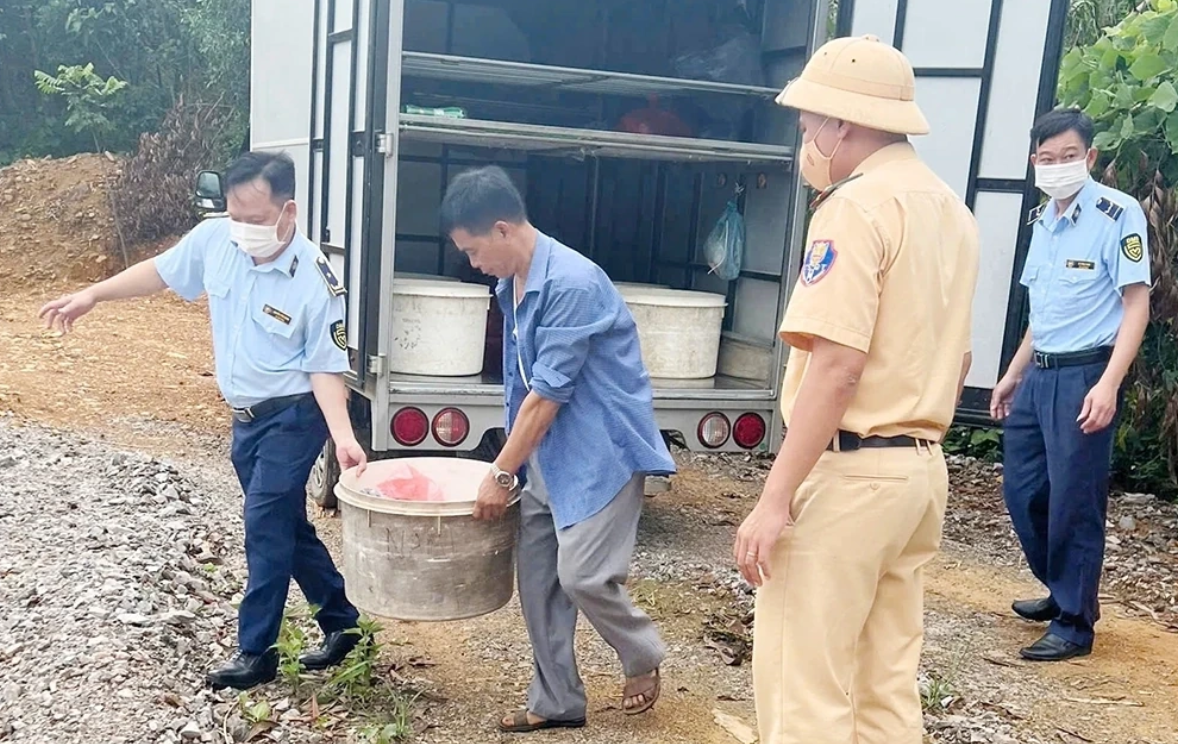 Lực lượng quản lý thị trường tỉnh Phú Thọ phối hợp với các đơn vị, tổ chức tiêu hủy thực phẩm bẩn. Ảnh: BPT