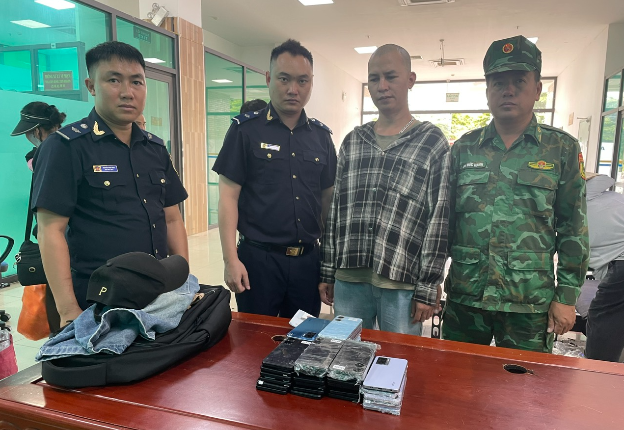 Đối tượng cùng tang vật bị lực lượng chức năng bắt giữ tại cửa khẩu quốc tế Lào Cai. Hoàng Bảo