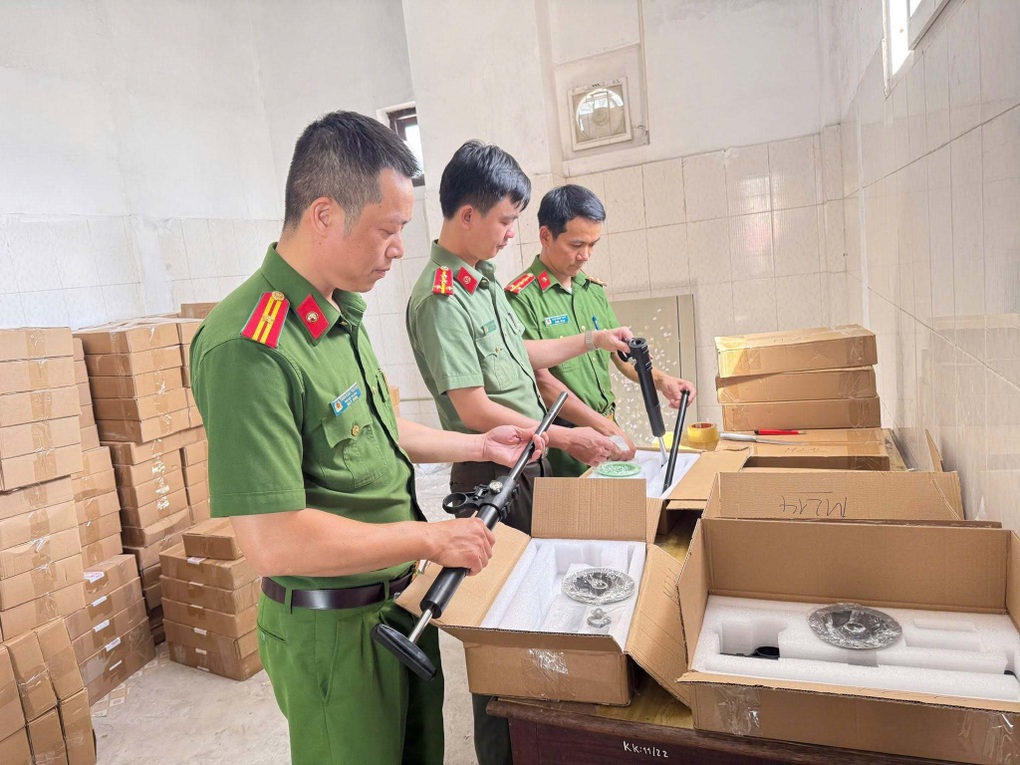 Triệt phá đường dây mua bán vũ khí quân dụng, thu giữ 422 bộ súng nén hơi - 2 Triệt phá đường dây mua bán vũ khí quân dụng, thu giữ 422 bộ súng nén hơi - 2