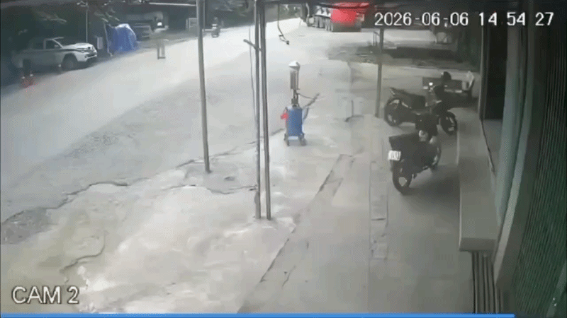 Thanh niên đi xe máy húc bay trung tá CSGT Phú Thọ trên đường - 1