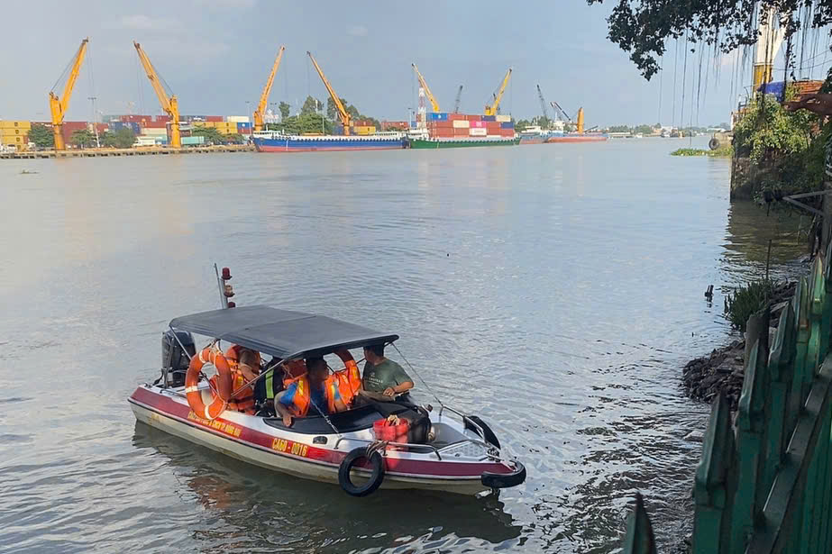 Lội ra sông chơi, nam thanh niên bị đuối nước tử vong- Ảnh 1.