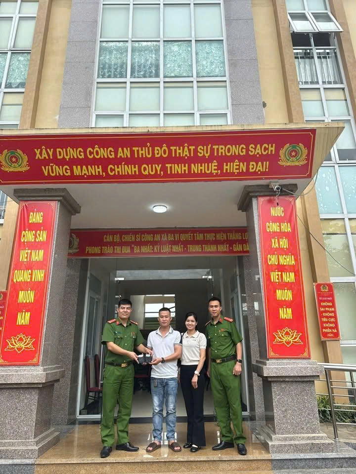 CÔNG AN XÃ BA VÌ KỊP THỜI HỖ TRỢ TRAO TRẢ TÀI SẢN BỊ ĐÁNH RƠI CHO NGƯỜI DÂN