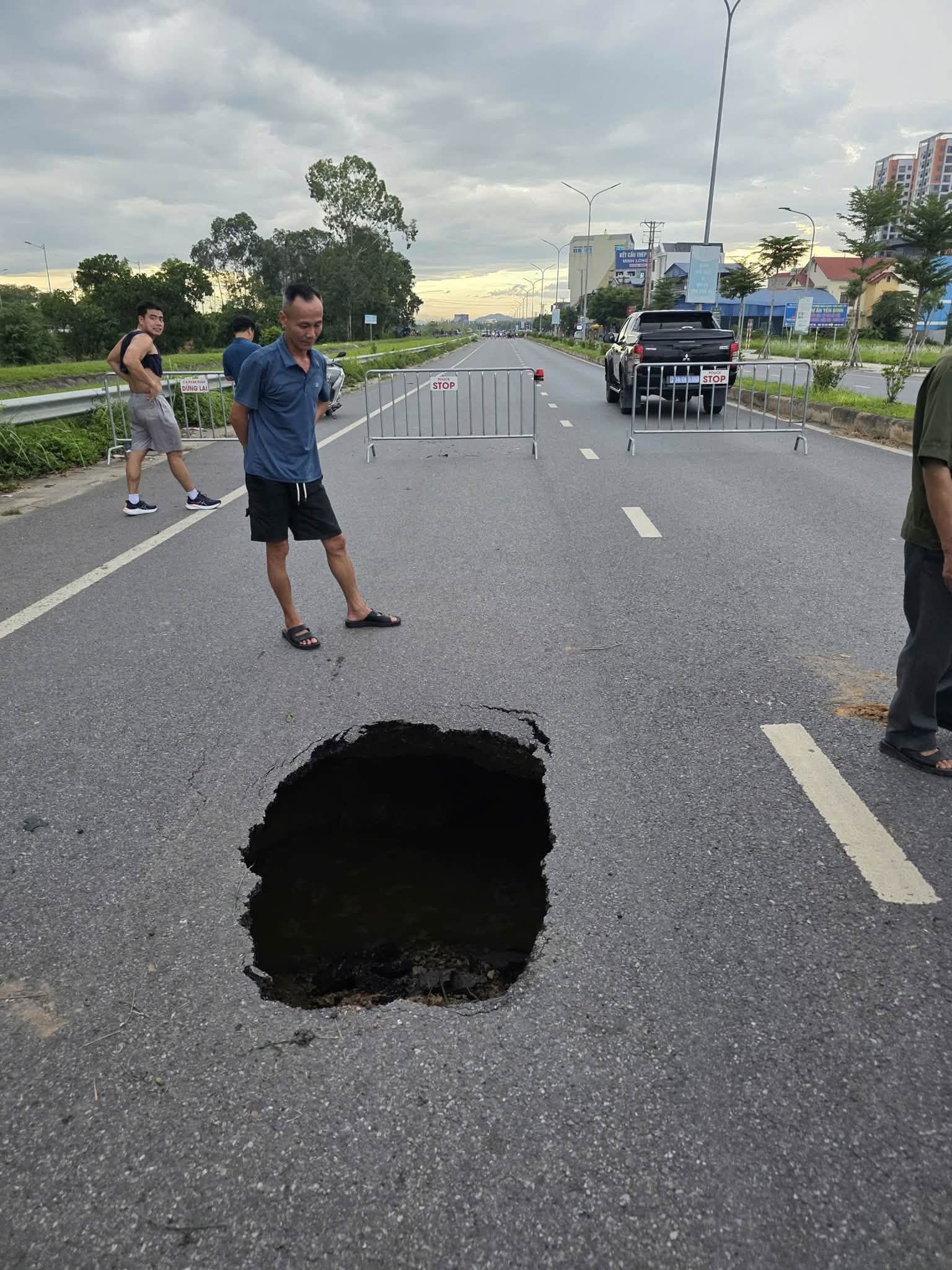 Xuất hiện hố trên đường gom Kcn Yên bình