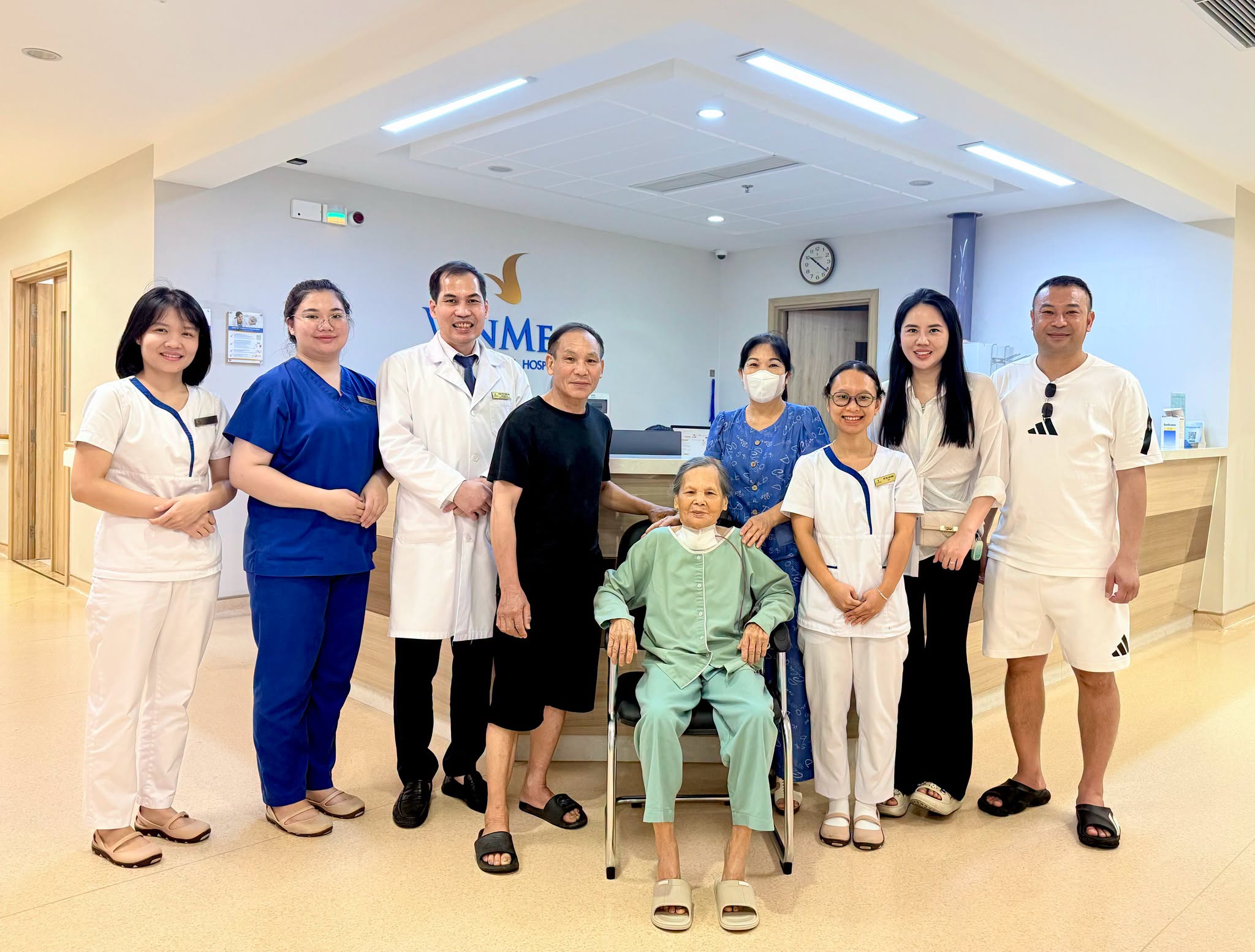 Cụ bà 88 tuổi bị khối u giáp khổng lồ chèn ép đường thở suốt 18 năm