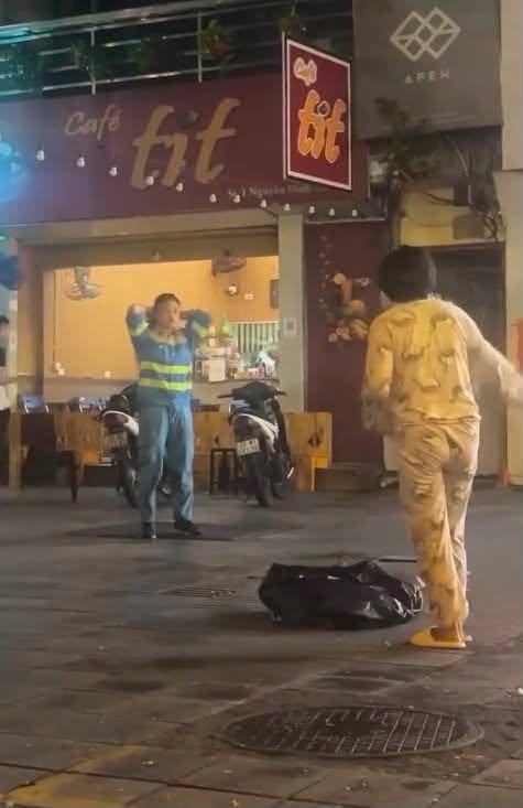 Có gì bình tĩnh nói chuyện chứ 2 em gái…
