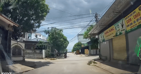 Tài xế lái xe Mazda lao từ ngõ ra tạt đầu xe đi thẳng, mở cốp lấy gậy đe dọa