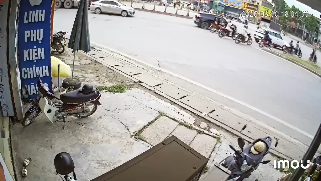 Cam nhà dân ghi lại vụ tai nạn chiều tối ngày hôm qua tại Ngã Tư – Xuân Mai làm 1 nạn nhân tử vong tại chỗ