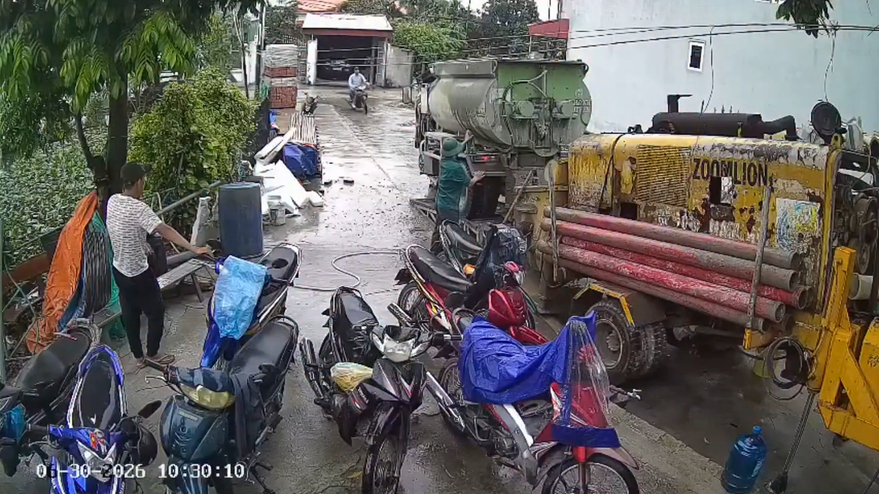 Nhìn mà thót tim! Rất may không ai bị làm sao