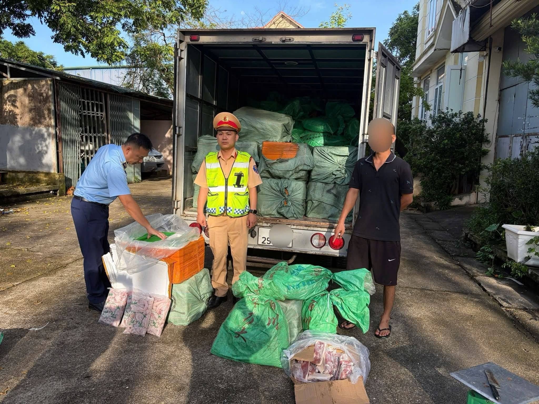 KỊP THỜI NGĂN CHẶN 1,7 TẤN THỰC PHẨM ĐÔNG LẠNH KHÔNG RÕ NGUỒN GỐC