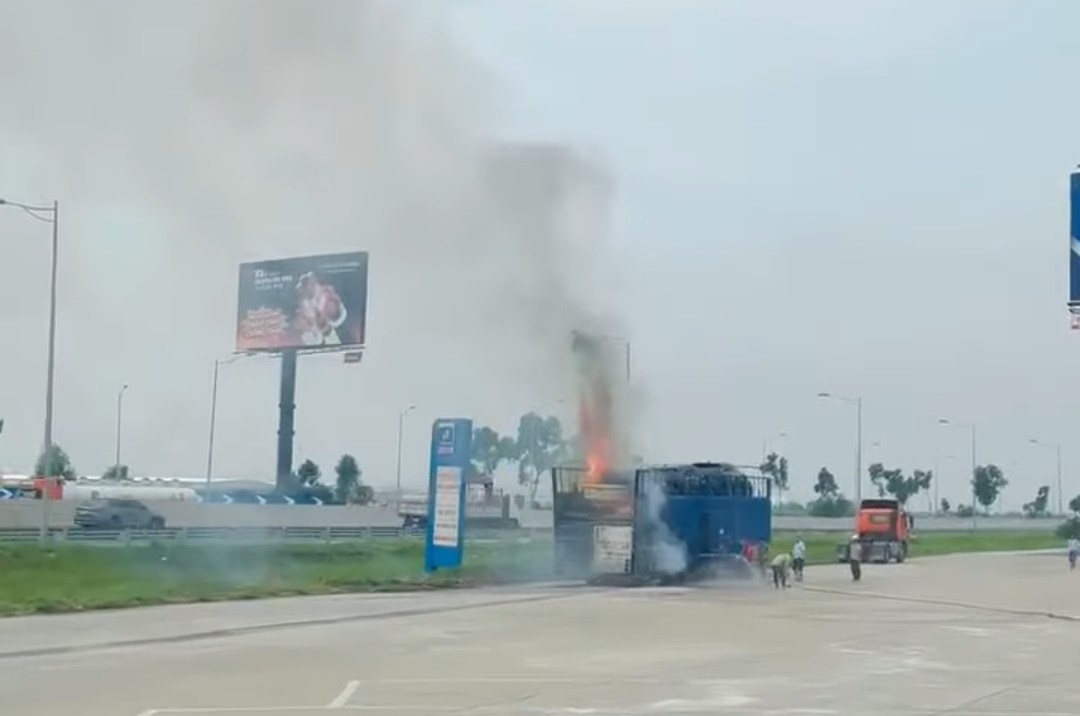 Cháy xe sang trên xe chuyên dụng tại trạm dừng nghỉ Hưng Yên, cao tốc Hà Nội