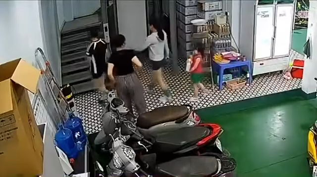 Nhà có thang tời hàng thì lưu ý nhé
